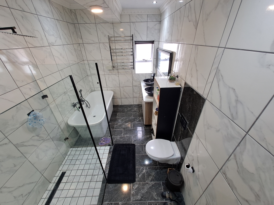 4 Bedroom Property for Sale in Britannica Heights Western Cape